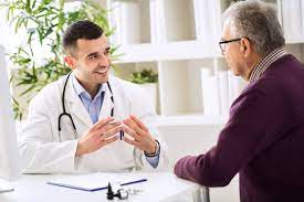 Médico atendendo um paciente